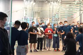 iPhone 13开售，远峰蓝色受欢迎视频封面