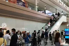 iPhone 13系列发售首日，苹果店门口又排长队了！黄牛加价收购，最高加价千元图片