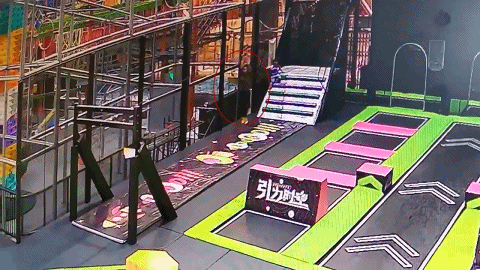 隔着屏幕都感觉到疼！女子在昆明一游乐园玩滑索，从空中坠落摔伤……图片