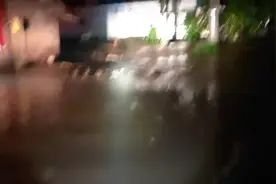 夜晚突降暴雨致房屋被淹，资阳消防紧急转移被困群众视频封面