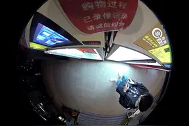 利用自动贩卖机漏洞，男子疯狂“薅”走免费商品数百件被刑拘图片