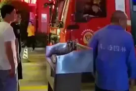 小区保安拦停消防车，“领导报备”岂能高于人命图片