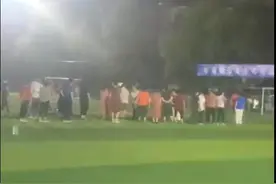 株洲一社区回应“大爷大妈砸锁闯足球场跳广场舞”：已联系新场地图片