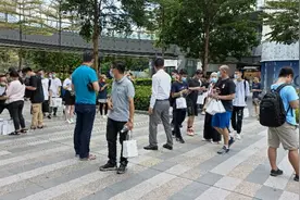 太火了！苹果13今日开售门店不现卖，黄牛加价900元转卖图片