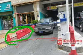 行人被停车场出口道闸杆砸到头部，谁来负责？图片