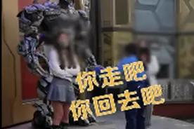 北京环球影城两女子因排队起争执，景区须知：破坏游园秩序，可能要求其离园图片