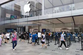 iPhone 13系列发售首日：成都直营店卖断货，“黄牛”最高加价千元收购图片