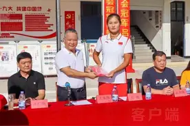 奥运冠军吕扬携弟弟回母校，捐赠东京奥运会决赛服图片