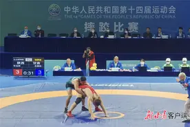 「全运会·现场看」甘肃选手木黑特·吐尔逊别克获得男子自由跤97公斤级铜牌图片