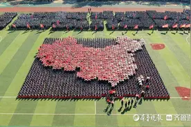 山东一高校军训汇演冲上热搜，网友直呼“堪称军训表演的天花板”图片