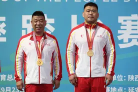 摔跤——男子自由式125公斤级决赛：山东队选手邓志伟夺冠图片