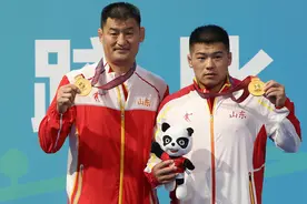摔跤——男子自由式97公斤级决赛：山东队选手杨超强夺冠图片