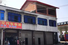 有家难回！共用楼梯被邻居堵塞，产权为何只给对方？官方回应图片