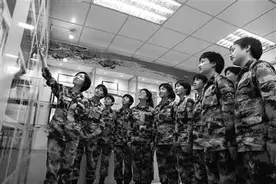 三尺机台上的辩证法图片