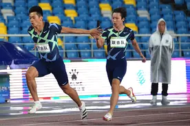 田径——男子4x100米接力决赛赛况图片