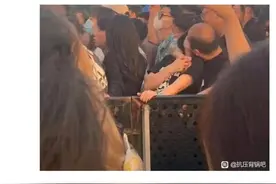 高校院长音乐节与年轻女子当众亲吻？当事人否认：已报案求清白，望追究恶搞者责任图片