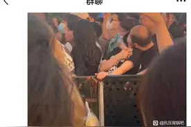 高校院长音乐节与年轻女子当众亲吻？当事人否认：已报案求清白，望追究恶搞者责任图片