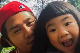 曹格爱女Grace罕见曝成熟正脸！11岁生日「包子脸消失」羞笑变少女图片