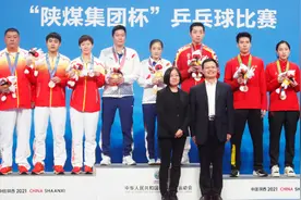 全运会 |“昕雯组合”全运夺金不谈退役 领奖台上许昕把C位让给刘诗雯图片