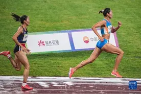 全运会-田径女子1500米：安徽队选手王春雨夺冠图片