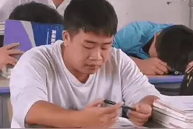 “不知所措”最新代言人！课间打闹被老师看到后表情一秒十个慢动作图片
