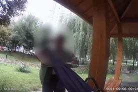 醉酒男子在小区楼下唱歌骂街扰民还踢踹民警，北京警方通报：已被刑事拘留图片