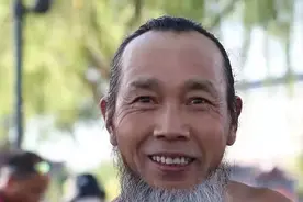 慢新闻｜重庆65岁大爷每天跑半个马拉松，连跑117天，人称“百马王子”图片