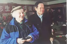 寒春与杨振宁图片