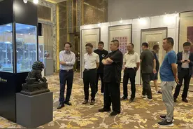 重量级嘉宾！原国家文物局局长刘玉珠参观华夏2021拍卖预展图片