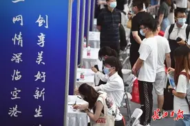 年薪20万以上岗位70多个，“就在武汉、创赢未来”招聘会受大学生热捧图片