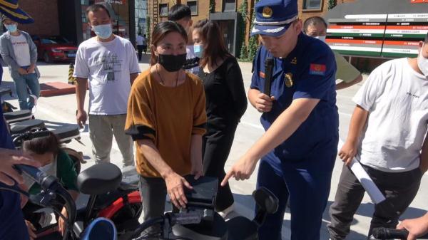 铁地跑酷破解版下载（三无电动车蓄电池长啥样）