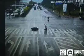 摩托车司机为避让两位闯红灯老人摔倒身亡，两老人各赔10万图片