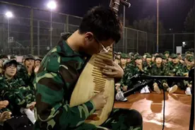 大一男生军训间隙弹琵琶演奏《十面埋伏》：从小跟爷爷学的视频封面