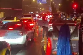 为消防车顺利通行，快递员冒雨挨个敲开私家车车窗图片