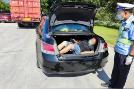 逃避检查！轿车后备箱藏人被安溪警方查处图片