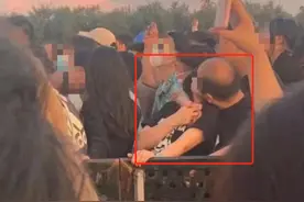音乐节上与妙龄女子亲吻？高校院长：不是我，已报警！校方回应图片