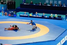 「全运会·现场看」甘肃选手呼斯乐吐获古典式摔跤67公斤级银牌图片