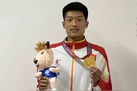 18岁冯朝鑫夺冠，父亲现场振臂欢呼：“争取为国争光”图片