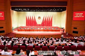 政协玉林市六届一次会议举行预备会议和主席团第一次会议图片