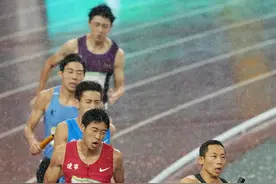 田径——男子4x400米接力决赛赛况图片