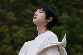 华晨宇山野云海间自由漫步 纯粹白色勾勒温柔气质图片