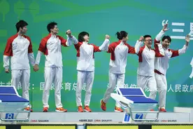游泳——男女混合4x100米混合泳接力决赛赛况图片