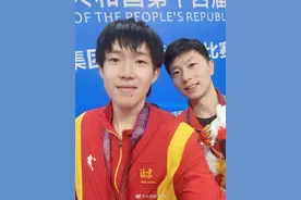 可可爱爱！马龙王楚钦夺冠自拍图片