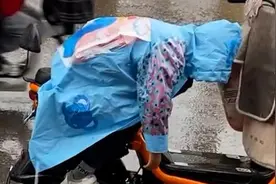 男孩用身体给妈妈车座挡雨，妈妈：再也不羡慕别人家孩子了视频封面