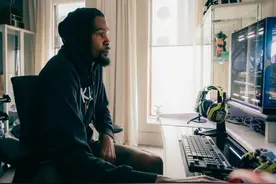 游戏装备有丶齐全！摄影师晒杜兰特电脑桌前照片图片