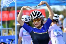 图集 | 自行车比赛：花海里狂飙，防暑出奇招图片