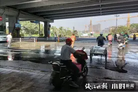 杭州这段路面上都是柴油！多辆电动车打滑摔倒，有人被送进了医院图片