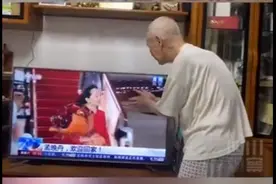 91岁老兵看孟晚舟回国不停竖大拇指，网友：情真意切图片
