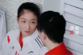 刘诗雯和马龙击掌的表情十分可爱，网友：她是大家的大姐姐，在龙队这儿又做回了小妹妹视频封面