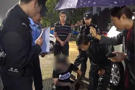 正能量！德州武城：一醉酒男子在雨夜倒地不起，路过市民齐心协力救助图片